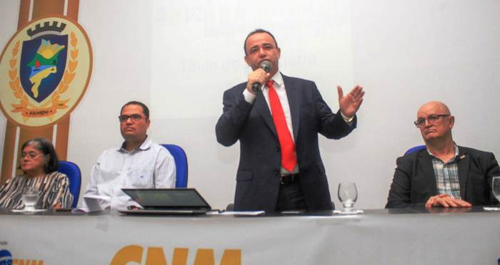 Erlânio Xavier defende profissionalização dos gestores para otimizar recursos