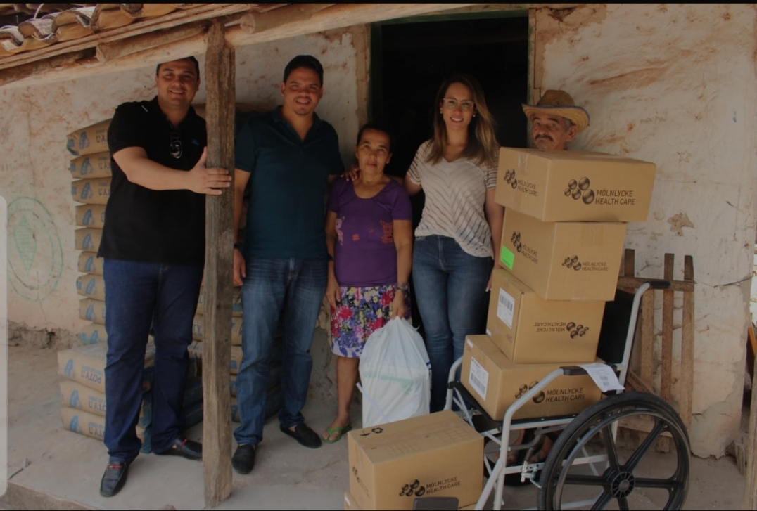 Luciano e Dr. Thaiza levam ajuda e solidariedade para famílias em Pinheiro