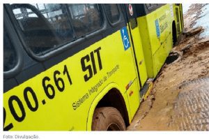 “São Luís em Obras” – Asfalto de Edivaldo não aguentou o primeiro chuvisco…