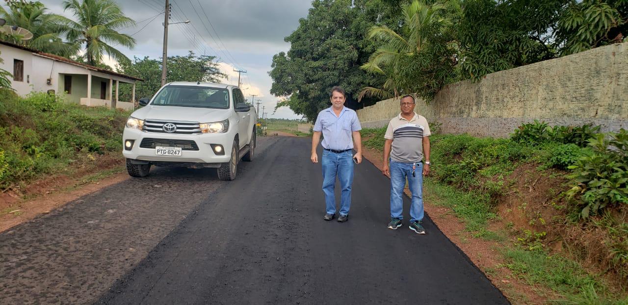 Santa Rita: concluído asfaltamento em povoado e iniciado operação tapa buraco