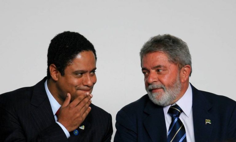 Líder do PCdoB detona Lula após alfinetada do ex-presidente a Flávio Dino: “o elogio foi abraço de urso”. Na nossa fauna é abraço de tamanduá…