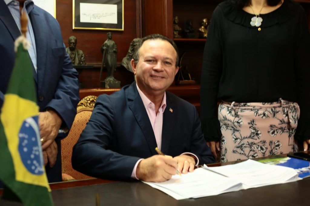 Brandão assina parceria do governo com Ceuma para garantir descontos para servidores