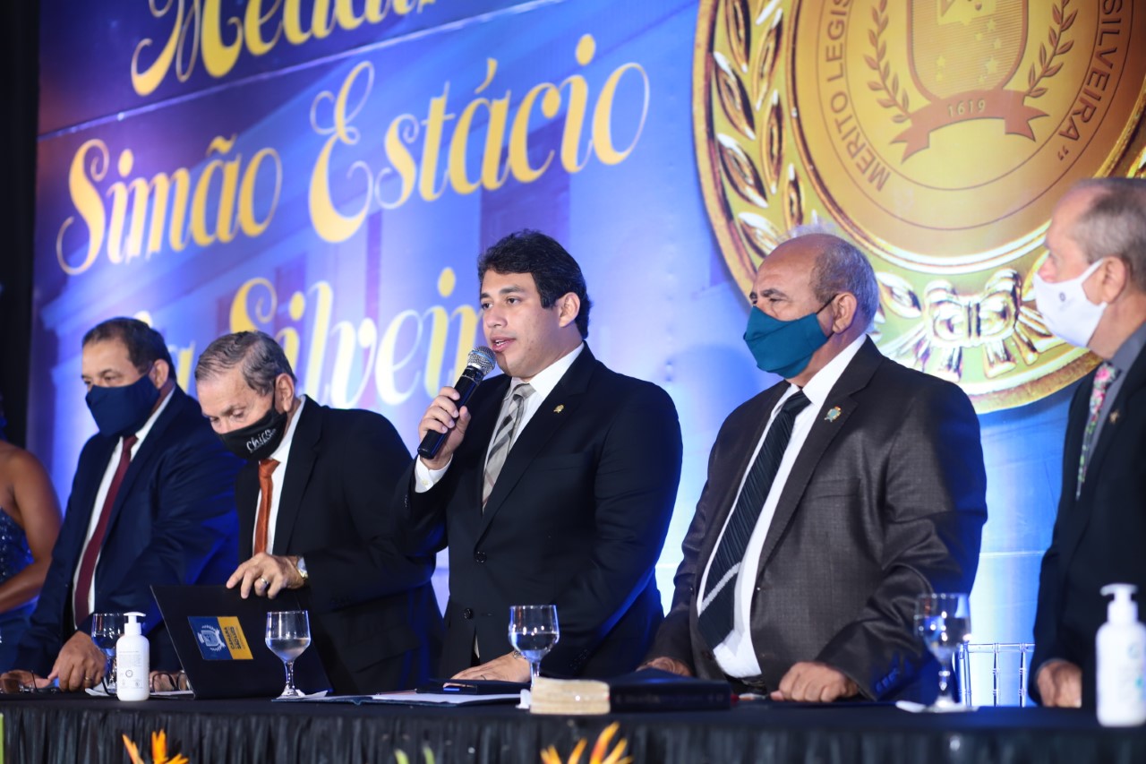 Osmar Filho faz avaliação positiva da legislatura durante entrega da Medalha Simão Estácio da Silveira…