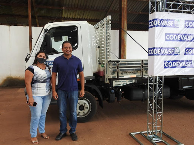 Weverton entrega caminhão para escoar produção de pequenos produtores…