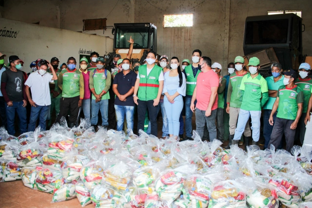 Prefeito Luciano distribui cestas básica às equipes de limpeza urbana do município…