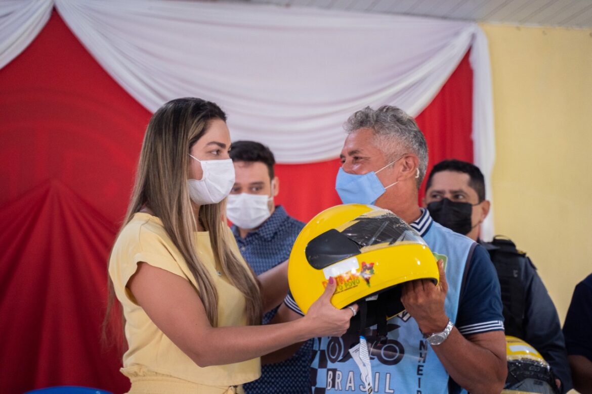 Ana Paula Lobato entrega capacetes a mototaxistas pinheirenses…