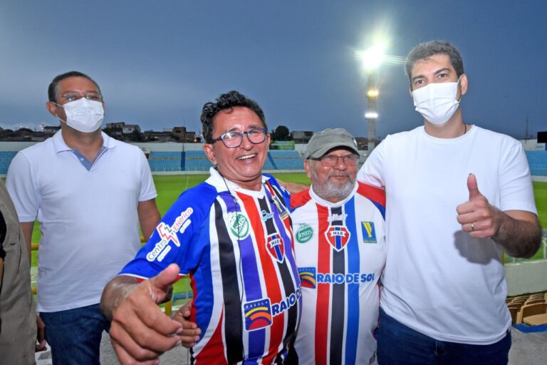 FOTO2 - Prefeito Eduardo Braide prestigia primeira partida noturna no Nhozinho Santos, agora com nova iluminação