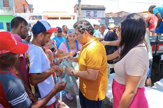 Osmar Filho distribui peixes a famílias de São Luís na Semana Santa…