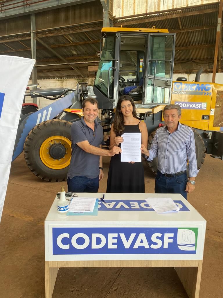 Hilton Gonçalo recebe recebe máquina da Codevasf para desenvolver ações de infraestrutura em Santa Rita…