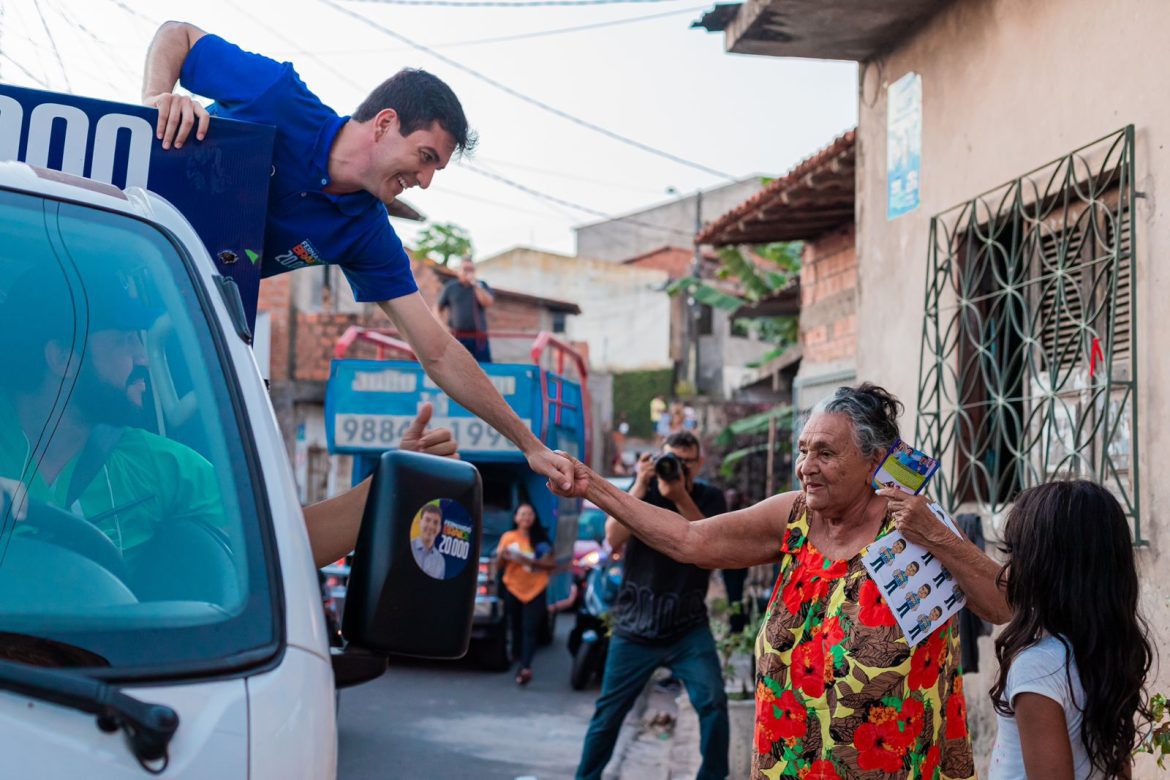 Fernando Braide recebe carinho de ludovicenses durante carreata no João de Deus e bairros vizinhos, em São Luís…