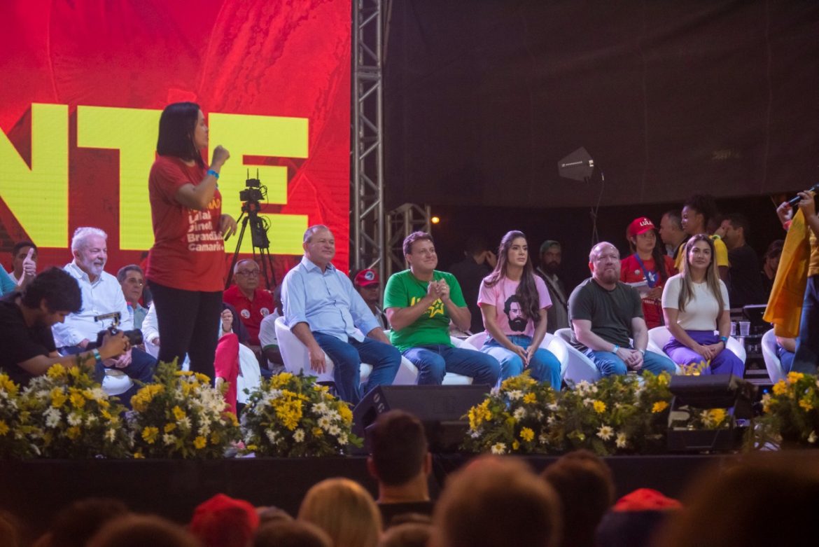 “Esse é o time que pensa no bem da população”, diz Othelino durante comício de Lula em São Luís…
