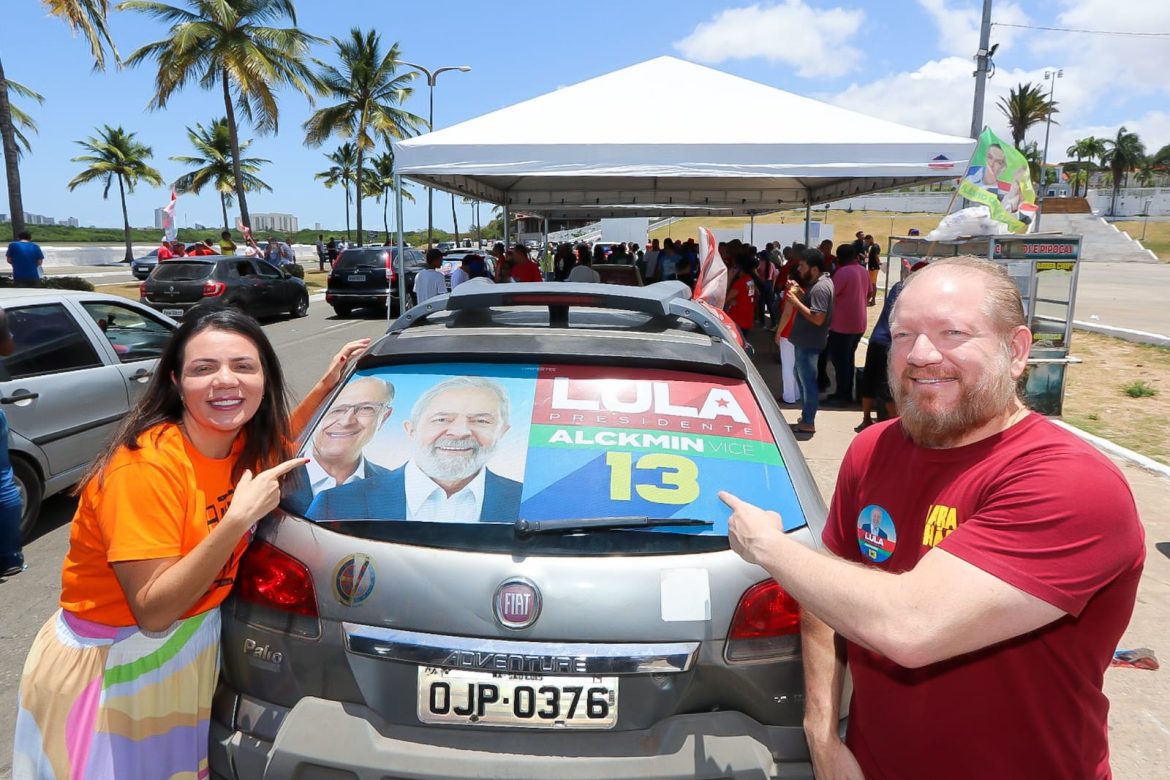 Othelino e Flávia Alves participam de grande adesivaço da campanha de Lula no 2° turno das eleições…