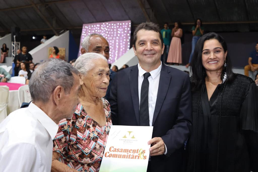 Prefeito Dr. Hilton Gonçalo participa de casamento comunitário e distribui presentes aos noivos…