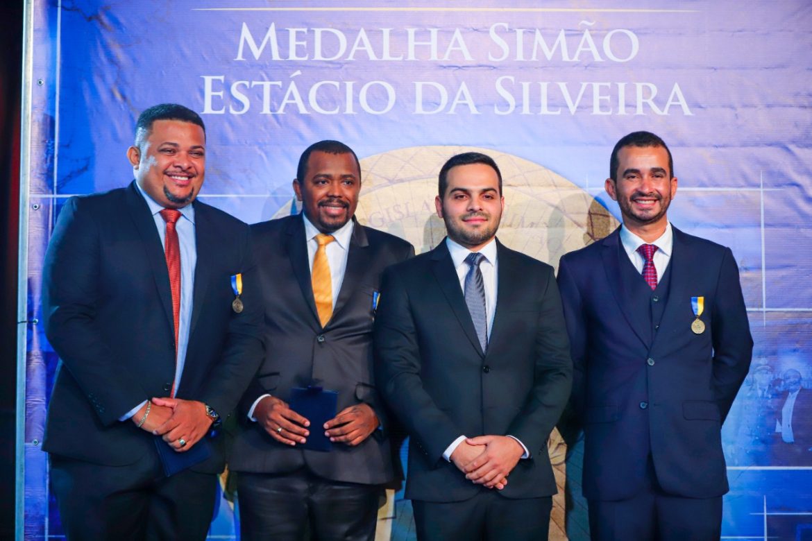 Apresentadores do Tá Na Pauta, da Nova FM, são homenageadas com medalha ‘Simão Estácio da Silveira’…