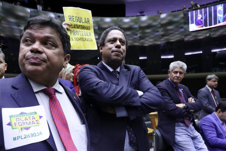 Sem votos para aprovar ‘PL das Fake News’ no Congresso, esquerda recorre a Alexandre de Moraes no STF…