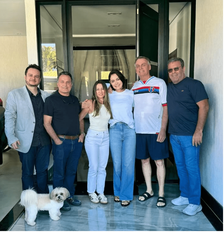 ‘Deu Bode’ – Em agradecimento a equipe médica, Michelle posta foto de Bolsonaro com camisa do MAC…