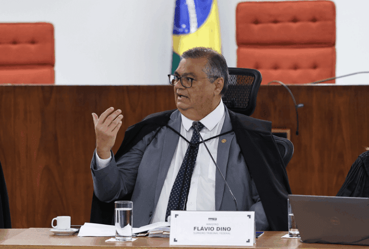 ‘Cozinhando Galo’ – VEJA repercute demora de Dino para julgar caso do TCE-MA…