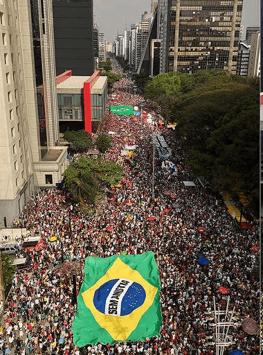 Datafolha: maioria dos brasileiros se identifica com a direita…