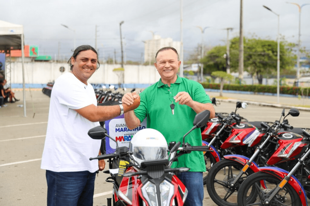 Brandão inicia entrega de motos e kits de trabalho e segurança da primeira fase do Avança Maranhão…