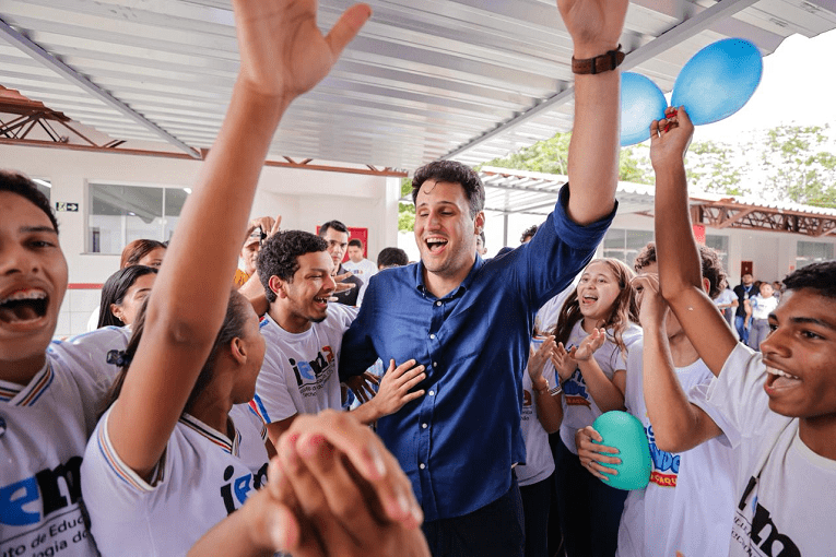 Zé Doca – Orleans Brandão ressalta avanços na educação  do Maranhão com investimentos em tecnologia de ensino…