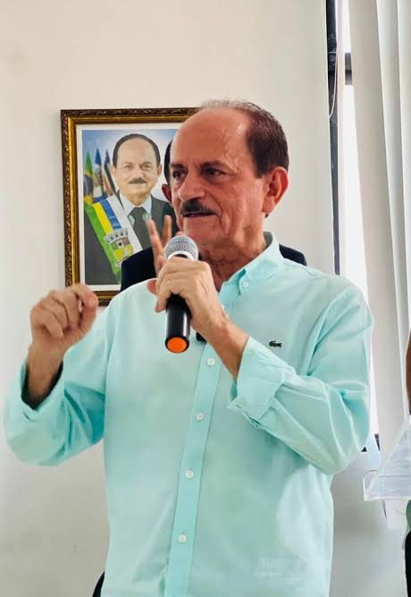 Quem deseja a derrocada de Dr. Julinho e por quê?